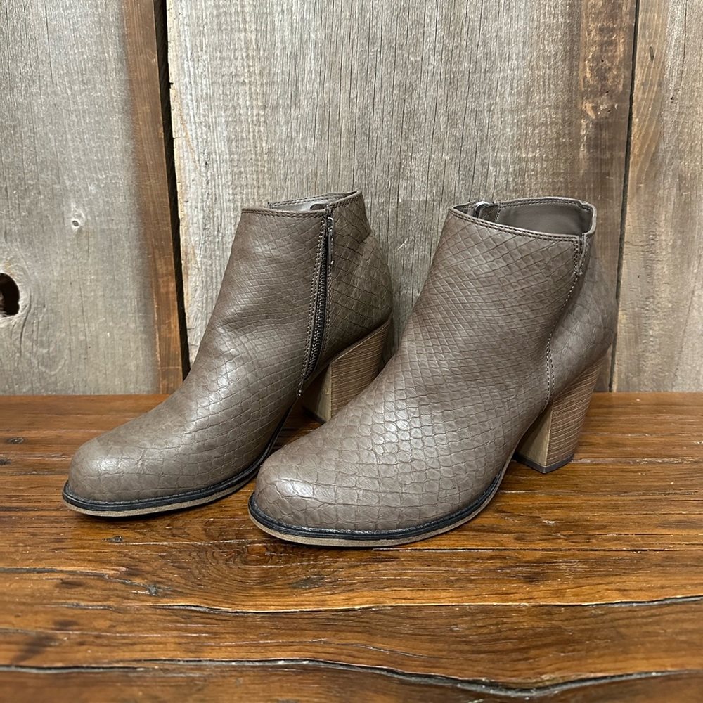 American Eagle Faux Leather Bootie in Gray Tones Size 9.5 Womenโs